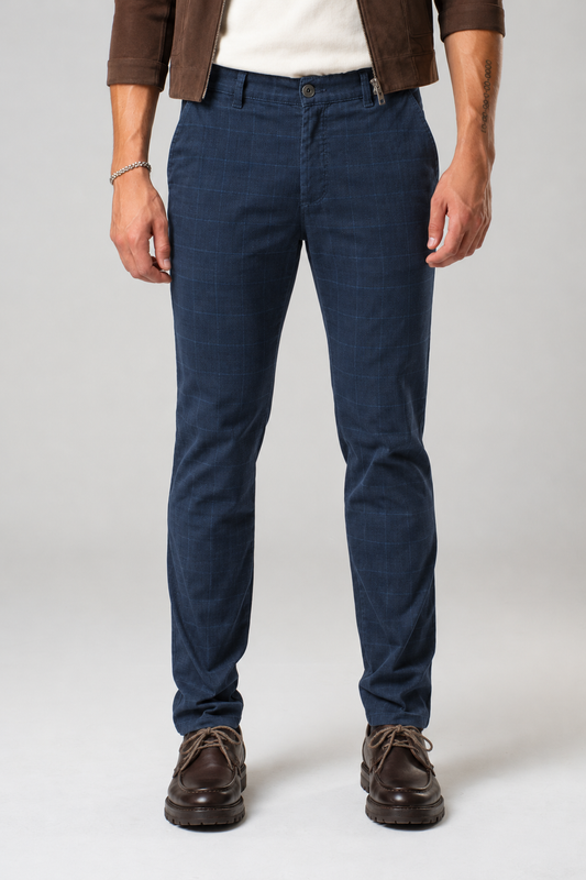 Pantalone chino in gabardina stampa quadri indaco