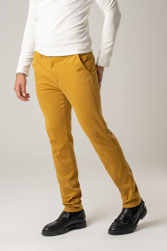 Pantalone chino in gabardina giallo ocra