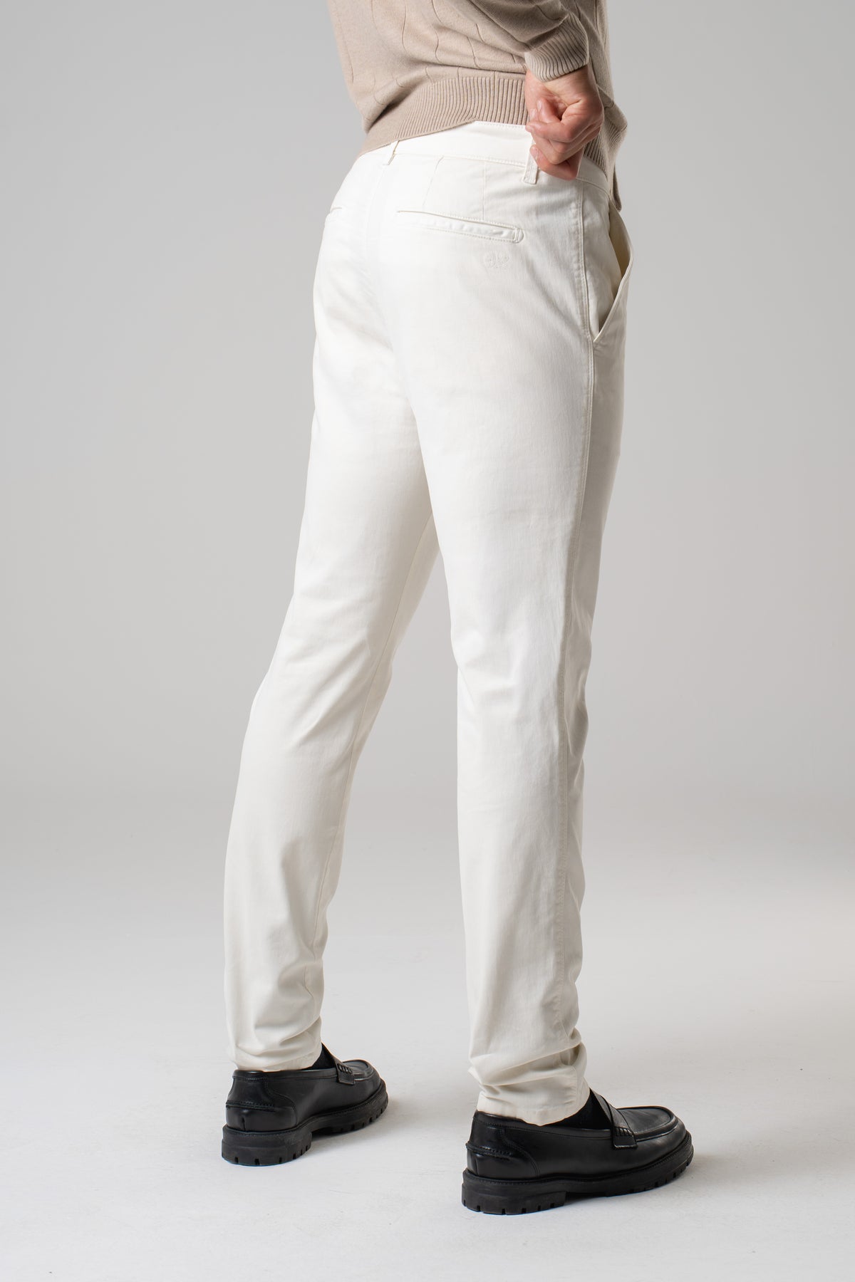 Pantalone chino in gabardina panna