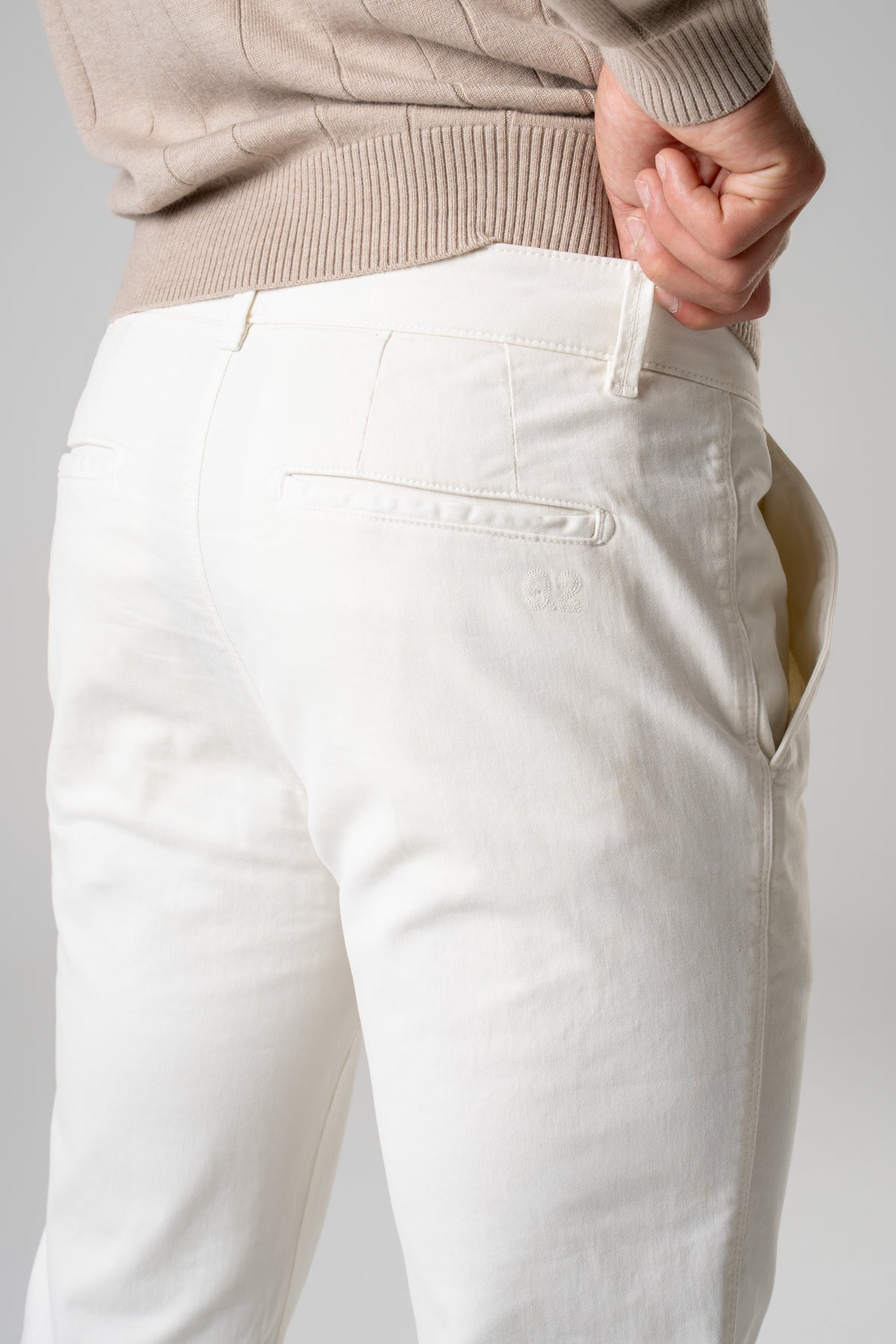 Pantalone chino in gabardina panna