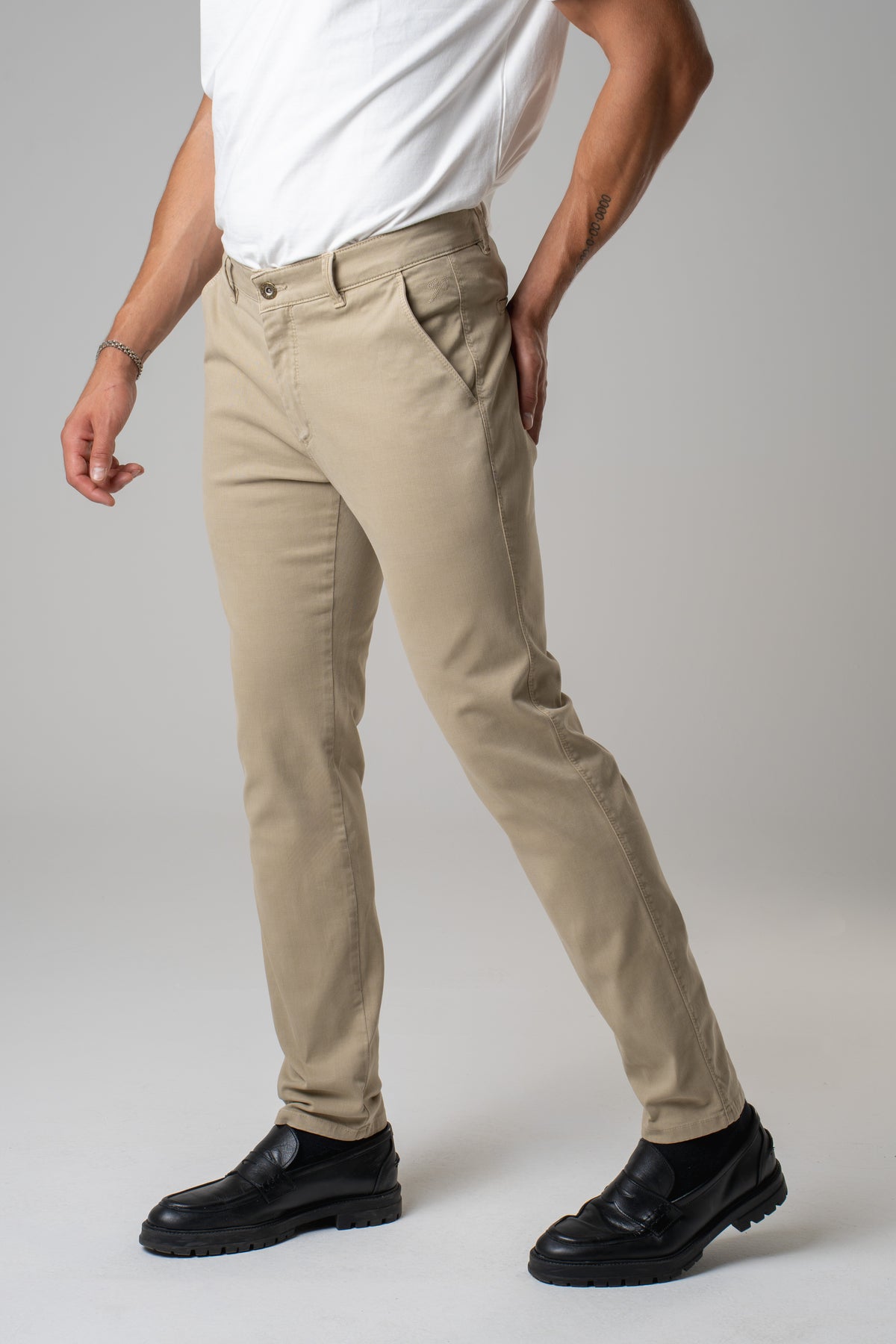 Pantalone chino in gabardina stampa micro