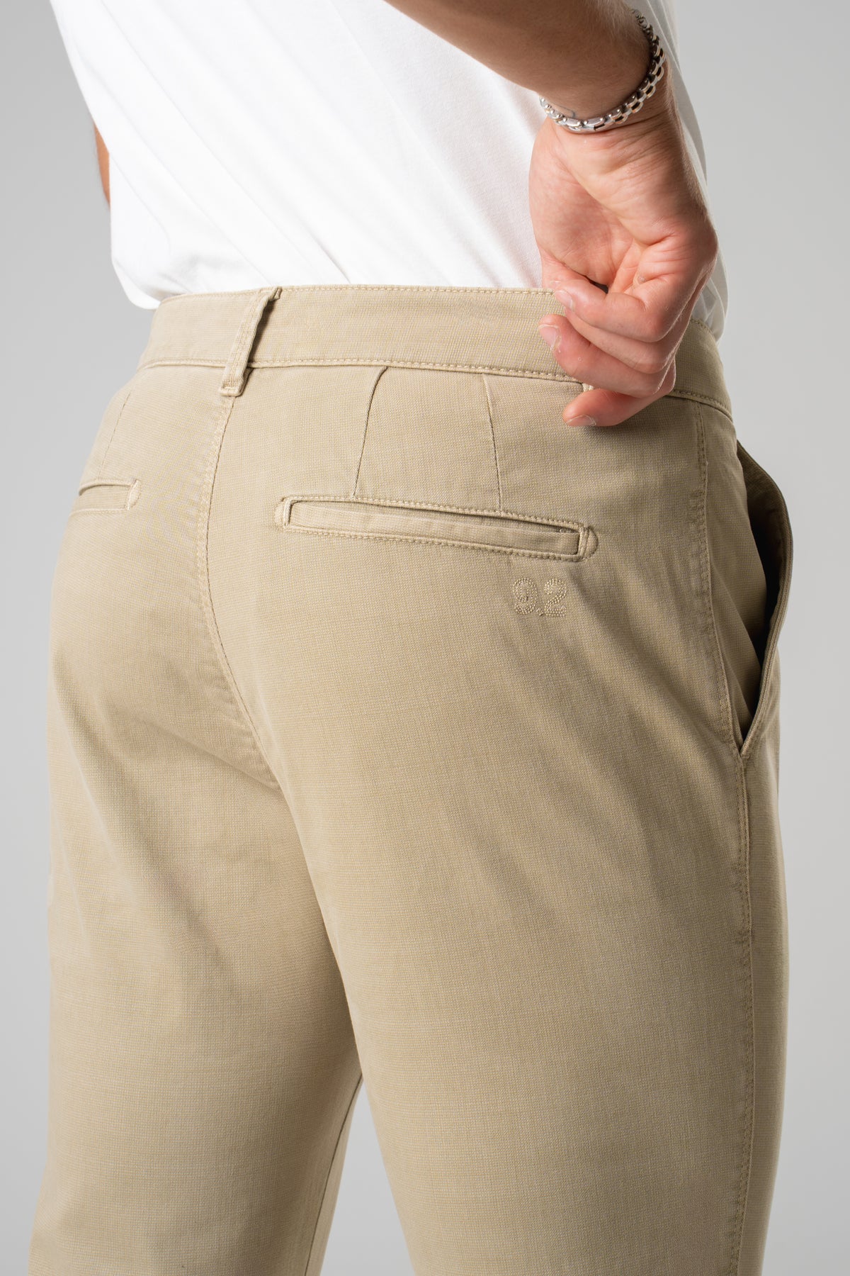Pantalone chino in gabardina stampa micro