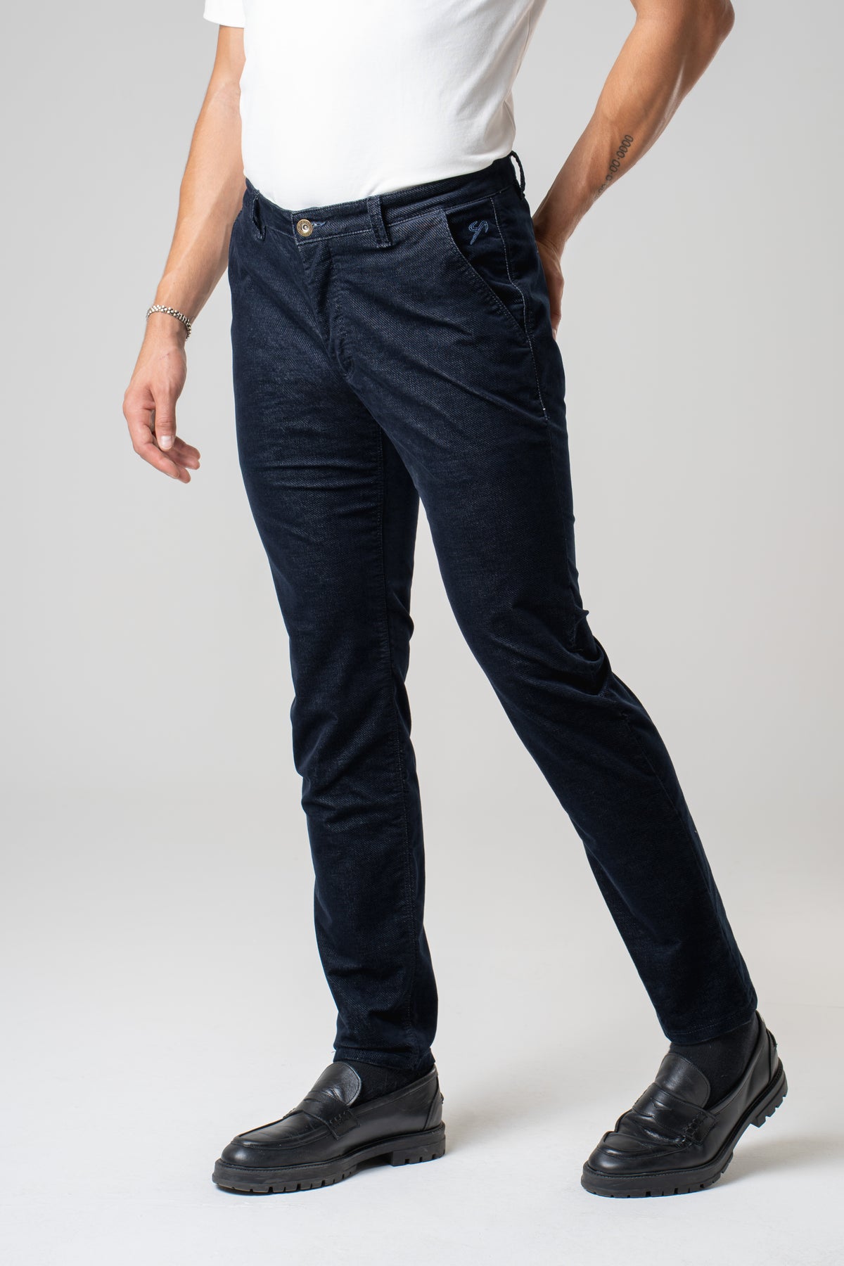 Pantalone chino in velluto armaturato effetto denim