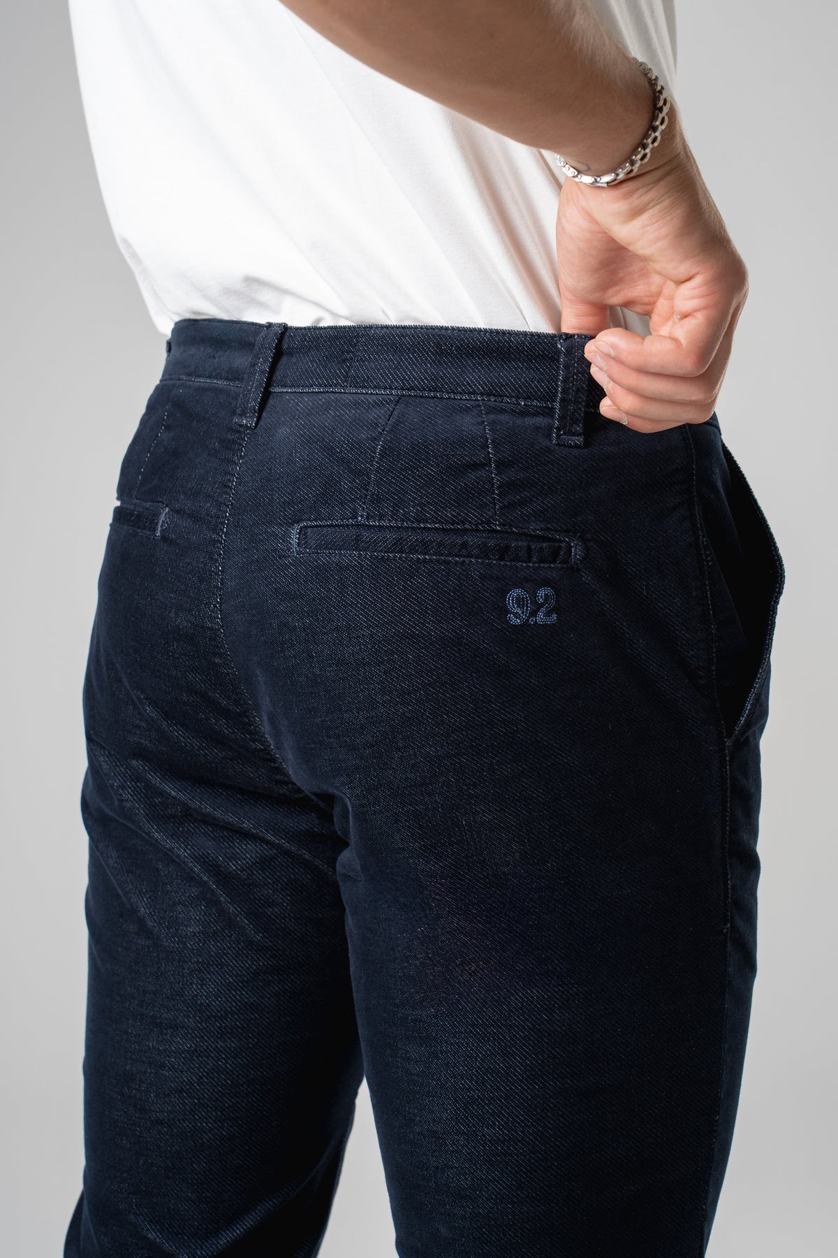 Pantalone chino in velluto armaturato effetto denim