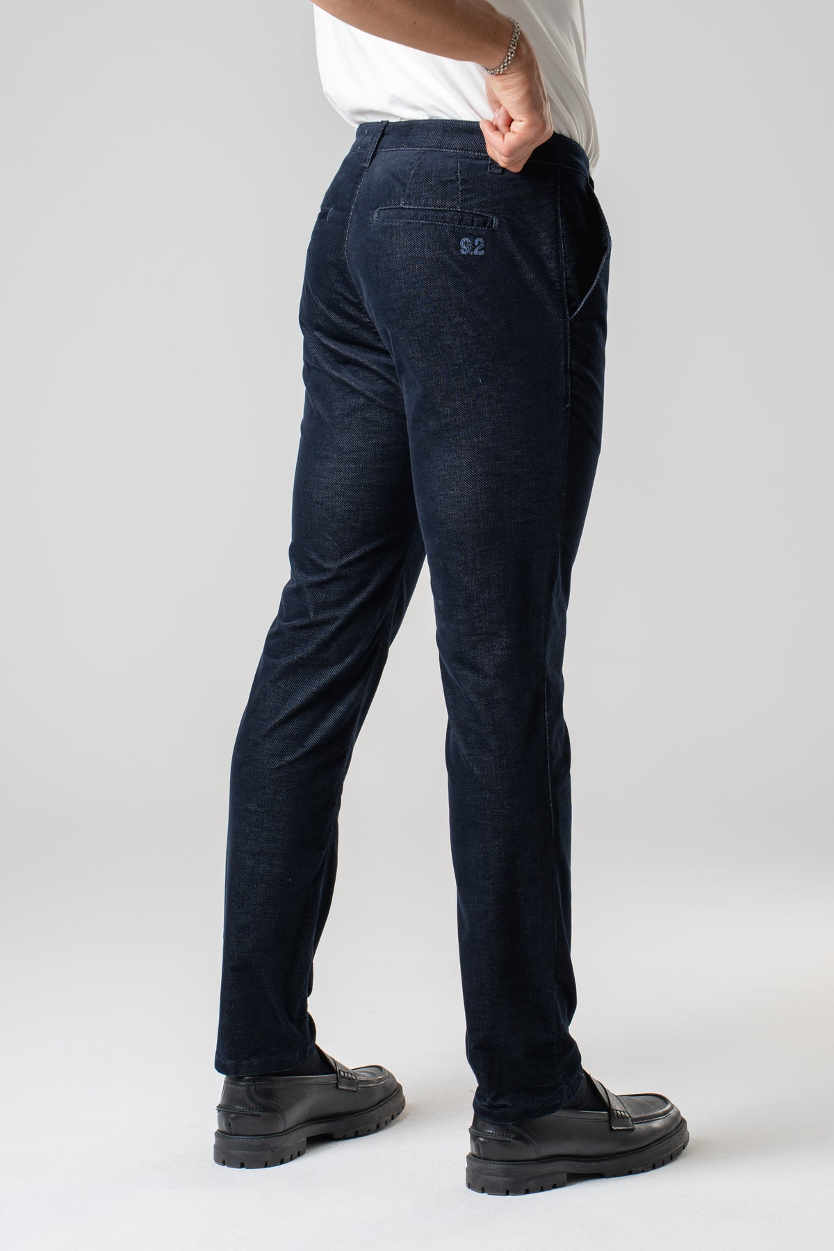 Pantalone chino in velluto armaturato effetto denim