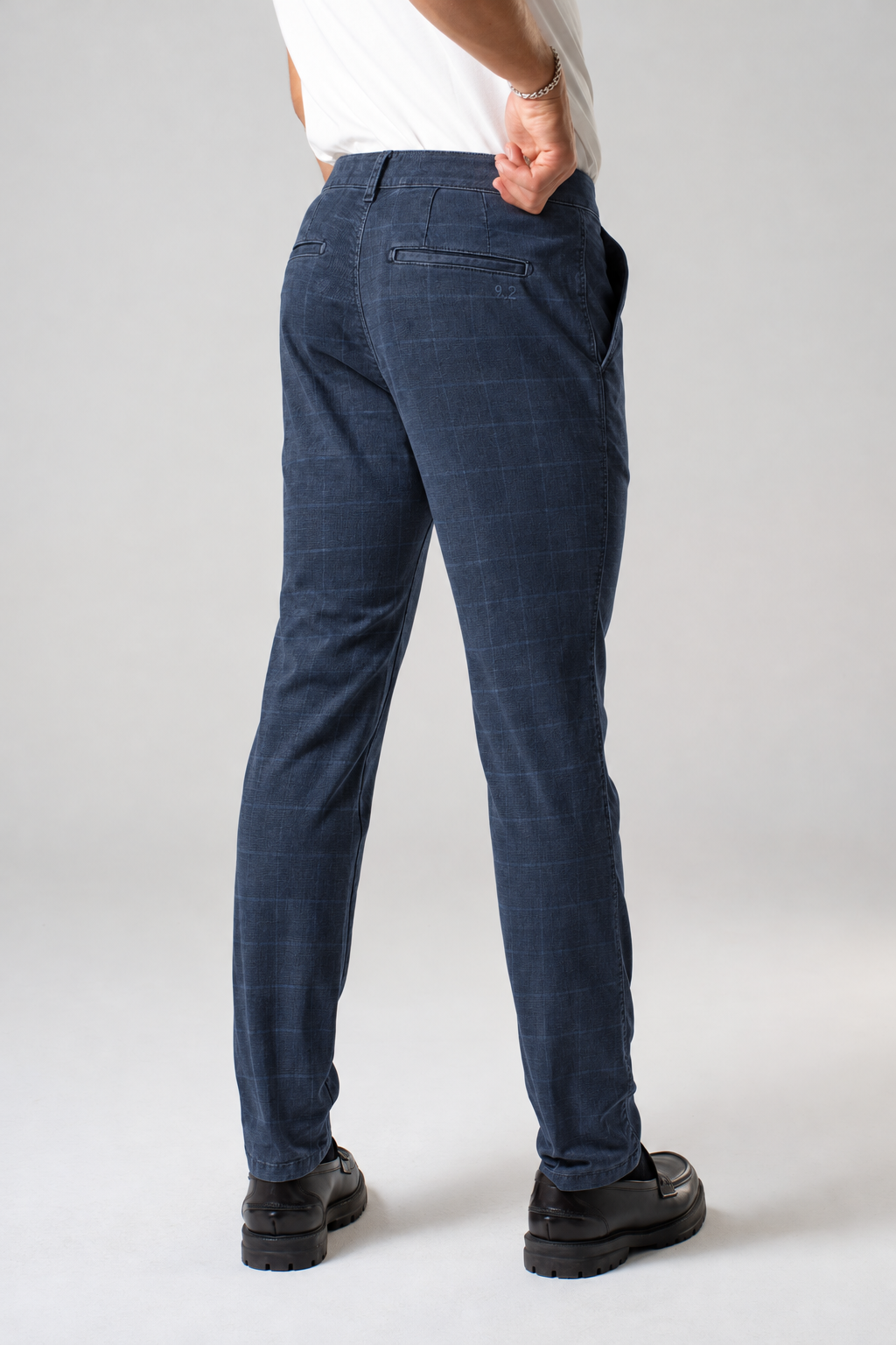 Pantalone chino in gabardina stampa micro indaco