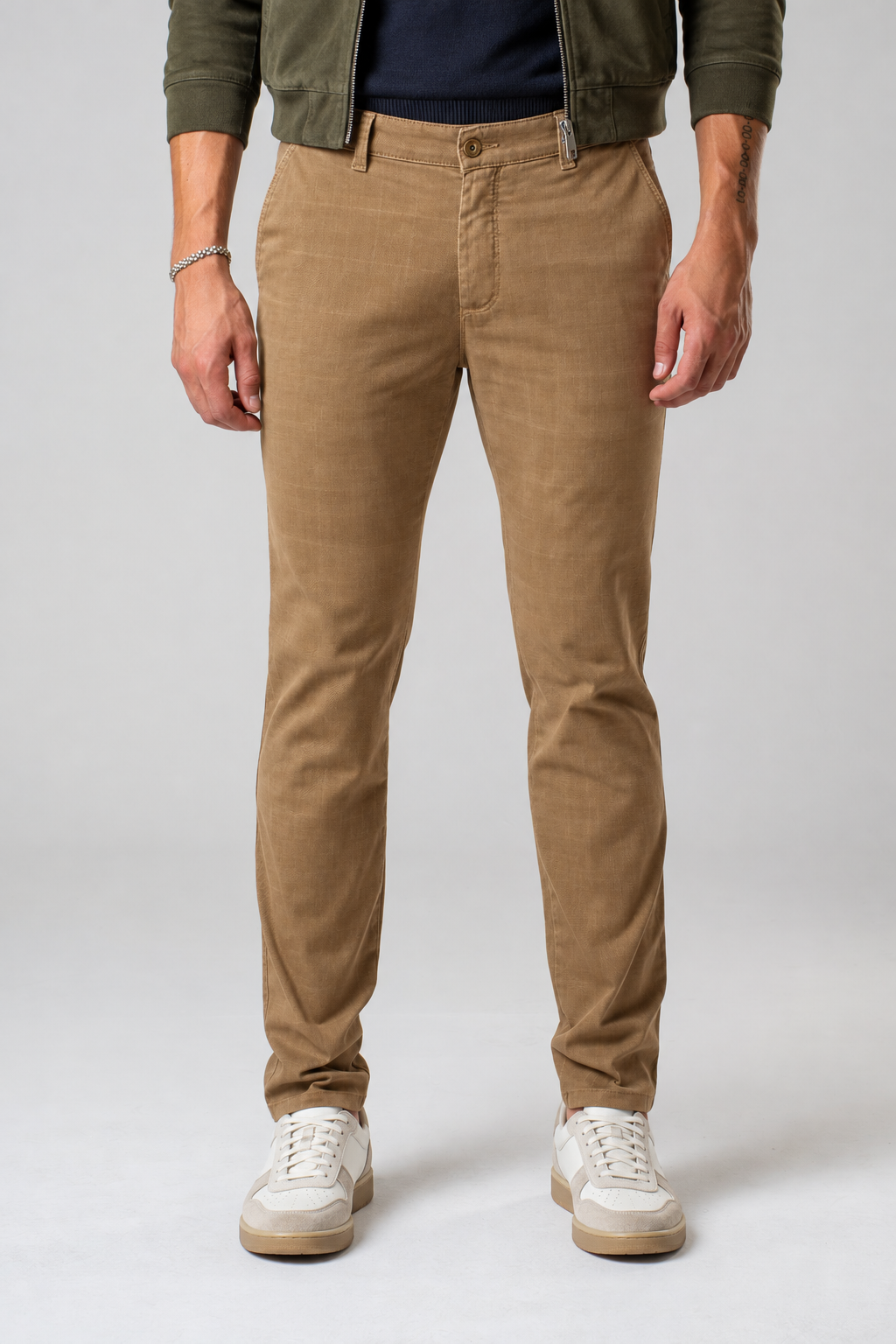 Pantalone chino in gabardina stampa micro cammello