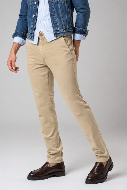Pantalone chino in gabardina sabbia
