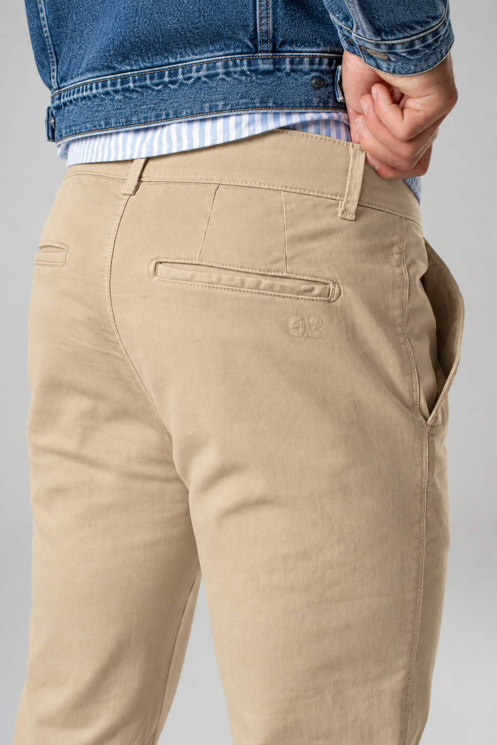 Pantalone chino in gabardina sabbia