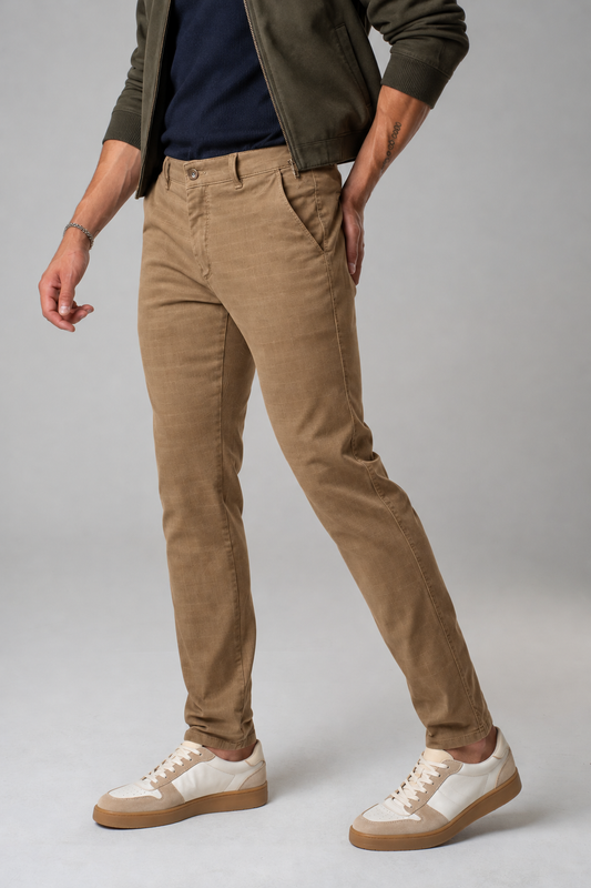 Pantalone chino in gabardina stampa quadri cammello