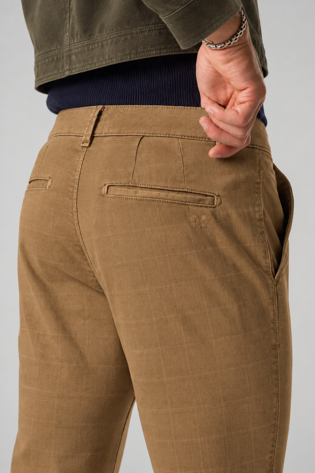 Pantalone chino in gabardina stampa micro cammello