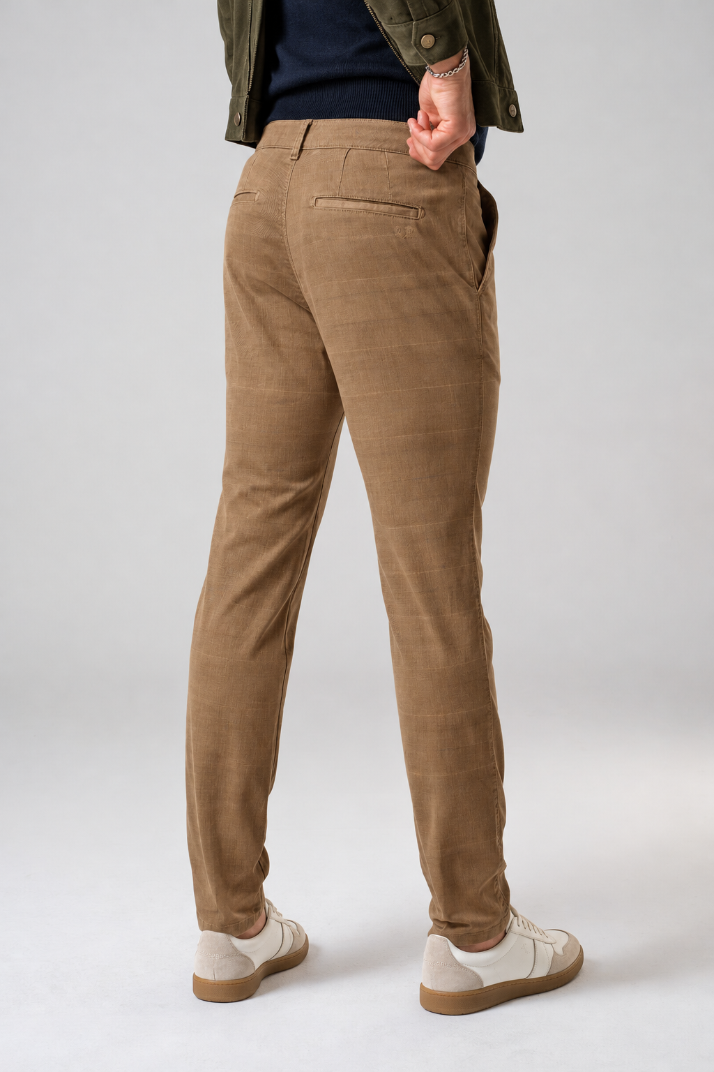Pantalone chino in gabardina stampa micro cammello