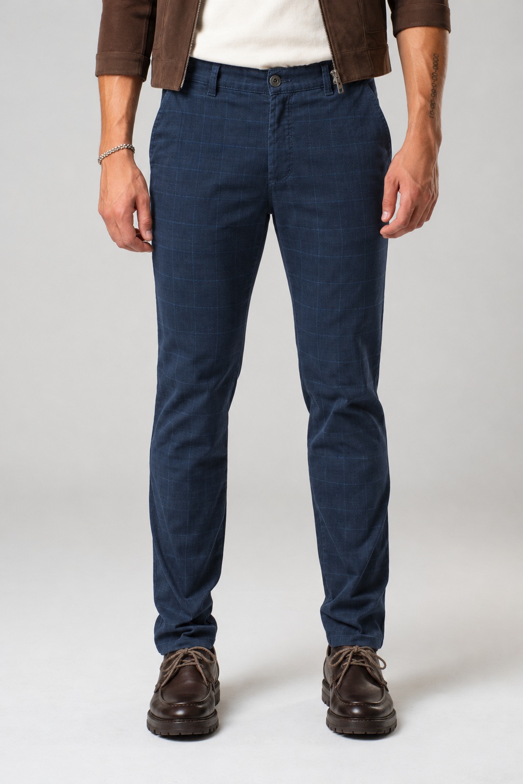 Pantalone chino in gabardina stampa micro indaco