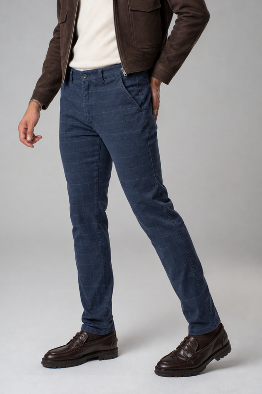 Pantalone chino in gabardina stampa quadri indaco