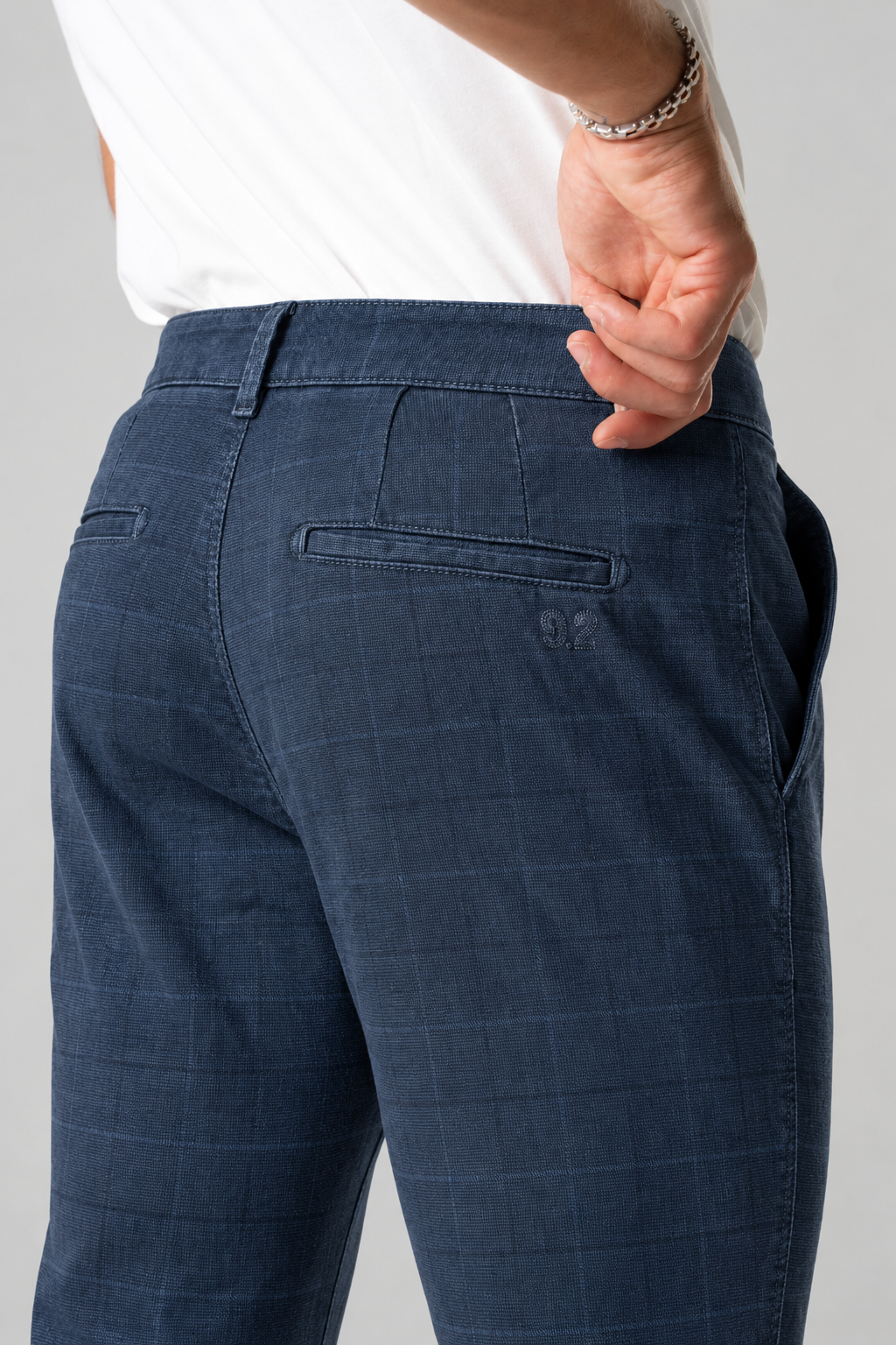 Pantalone chino in gabardina stampa micro indaco